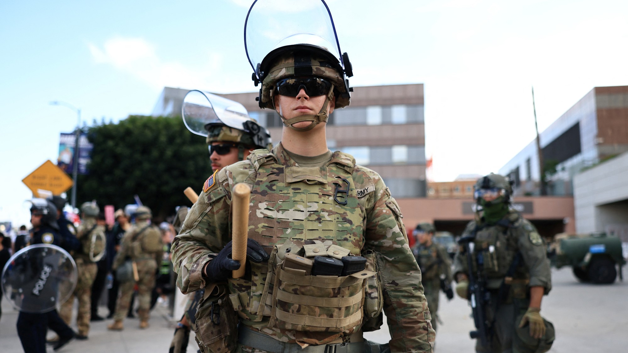 Americkí vojaci dohliadajú na federálny majetok a protesty v Los Angeles.
