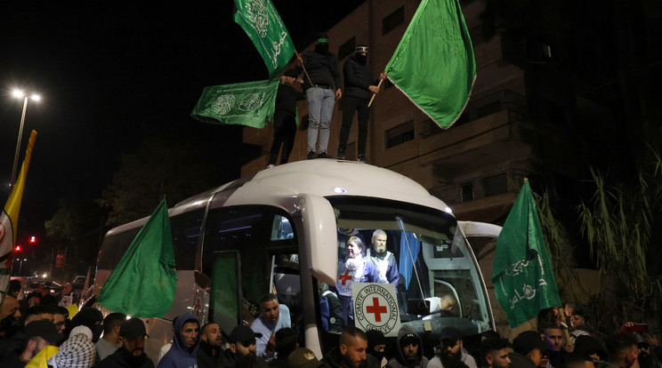 A Hamász, miután tegnap este visszakapja utolsó túszait, ma reggel már támadást intézett ellenfele irányába. / Fotó: MTI / EPA