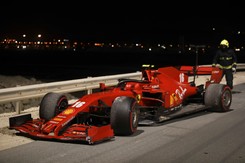 Charles Leclerc ukarany za spowodowanie kolizji na początku wyścigu w Bahrajnie