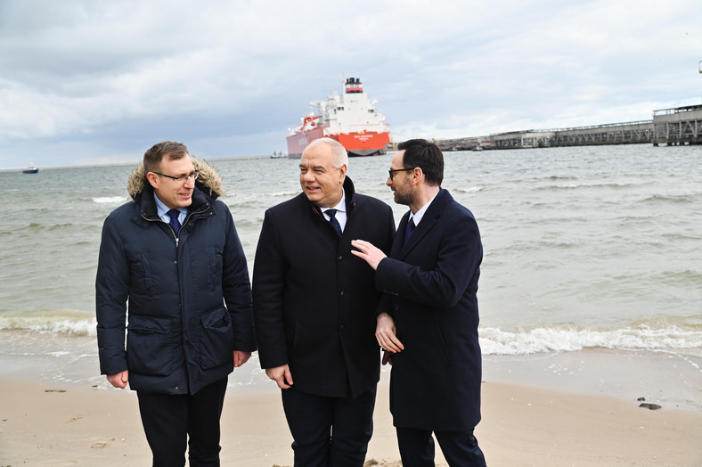 Wicepremier, minister aktywów państwowych Jacek Sasin (C), wiceminister aktywów państwowych Maciej Małecki (L) oraz prezes PKN Orlen Daniel Obajtek (P) w 2023 r.