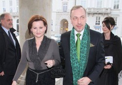 Minister zabrał żonę w służbową podróż do Azji