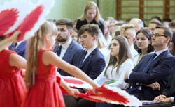 Premier radzi uczniom: Podczas wakacji mówmy o Polsce dobrze