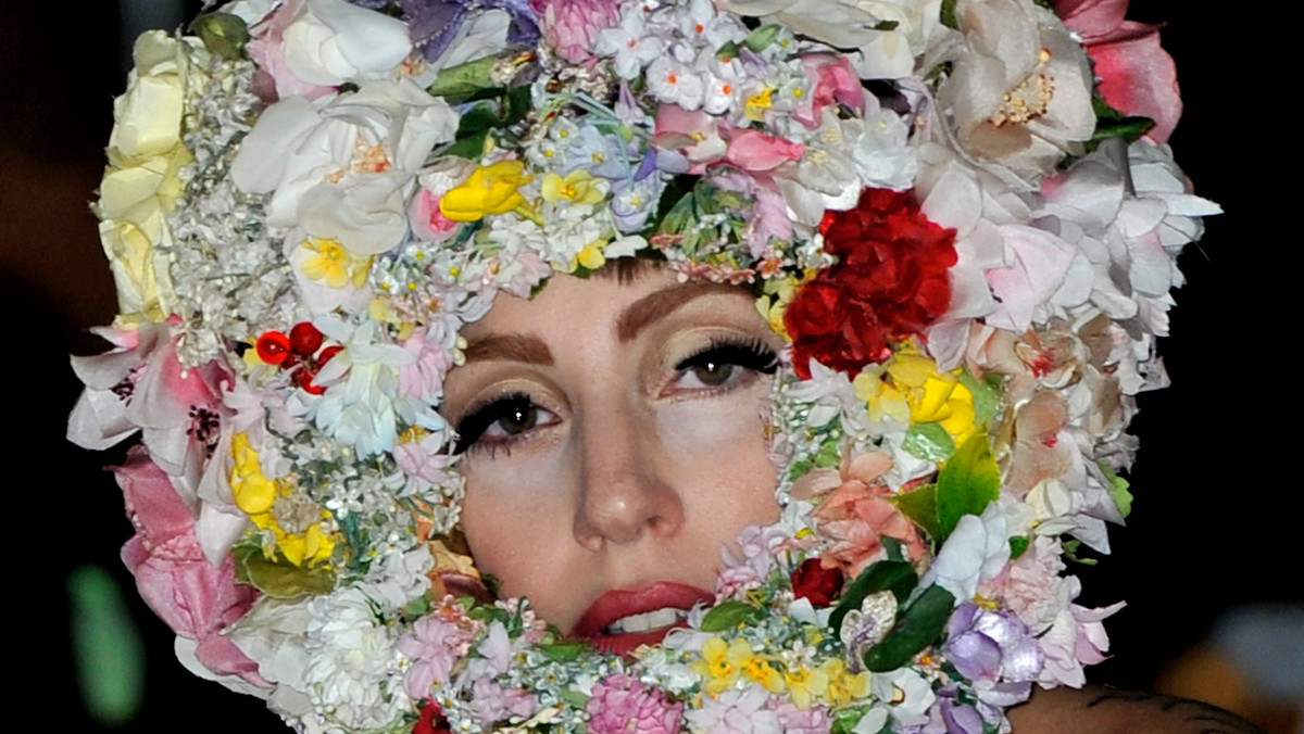 Przekaz jest jasny: nie kupujcie najnowszego albumu Lady Gagi ani nie ściągajcie jej utworów, ponieważ "skończyła się" i "nie idzie z duchem czasu". Wielu chętnie by usłuchało, ale sprawa nie jest taka prosta. Klarowność przesłania podważa fakt, że to sama Gaga namawia publiczność, by zamieniła ją na coś nowszego.