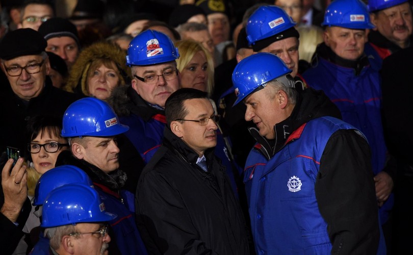 Wicepremier, minister rozwoju i finansów Mateusz Morawiecki (C) i wiceprzewodniczący stoczniowej 'Solidarności' Karol Guzikiewicz (P) podczas zgromadzenia zorganizowanego przez PiS przy pomniku Wincentego Witosa na placu Trzech Krzyży w Warszawie