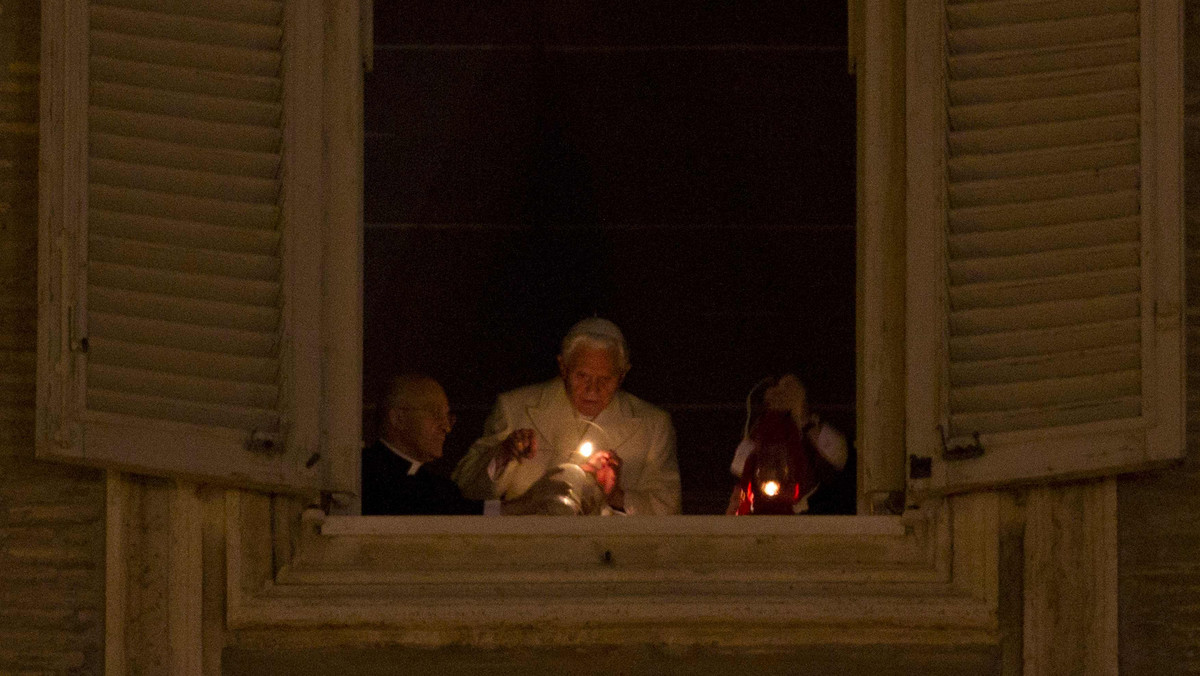 W wieczór wigilijny Benedykt XVI zapalił świeczkę pokoju w swym oknie w Pałacu Apostolskim i pobłogosławił wiernych, zebranych na Placu świętego Piotra na uroczystości odsłonięcia szopki.