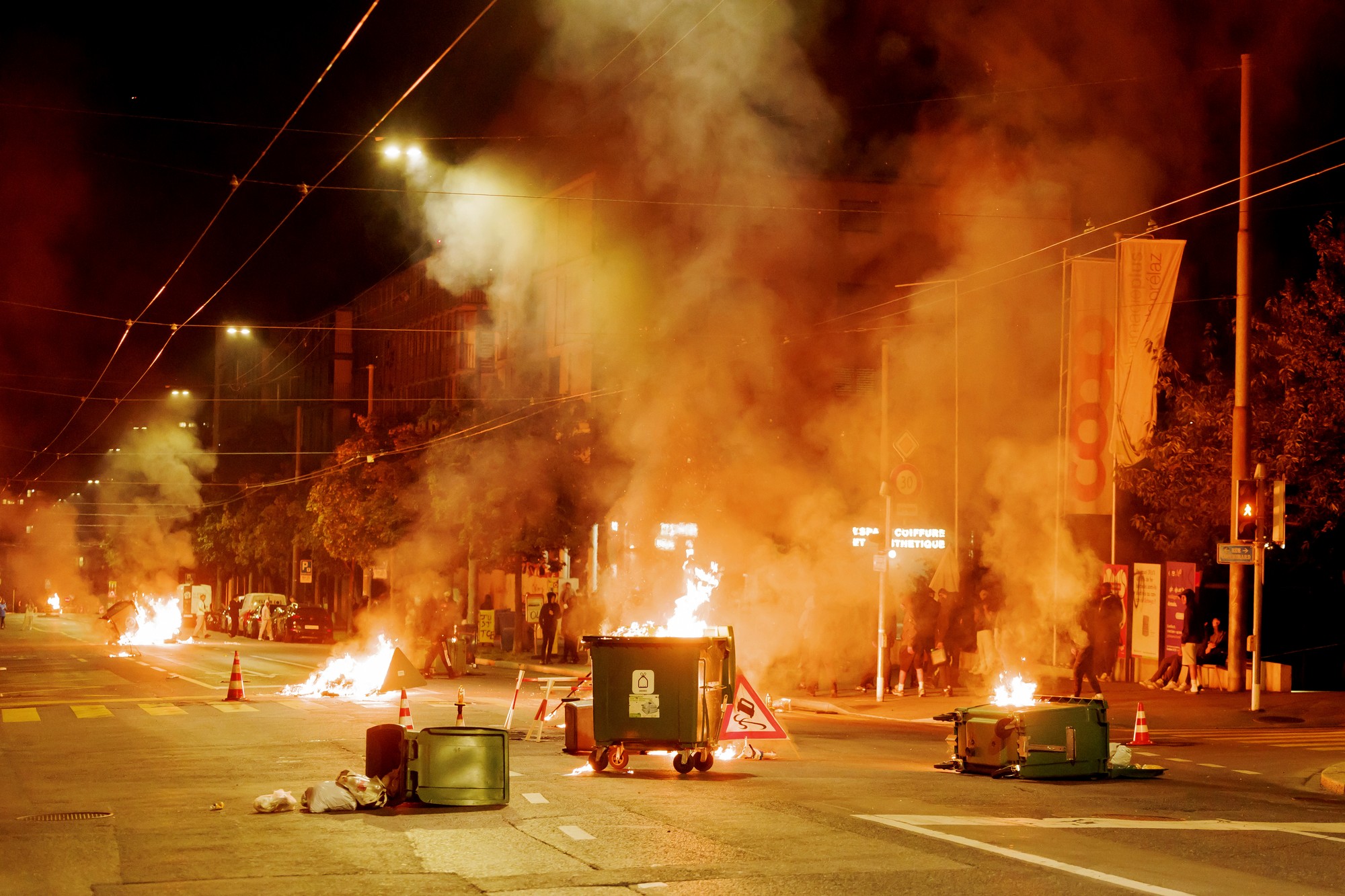 Smrť mladíka na mopede vyvolala v Lausanne násilné protesty.