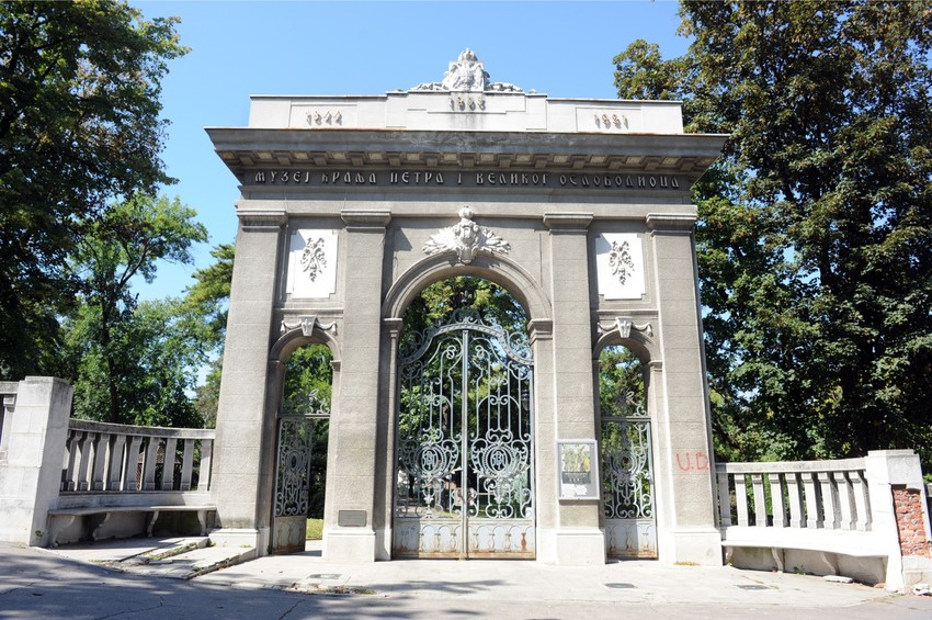 Na ulaznoj kapiji je postavljen natpis sa tri ključne godine iz života kralja, grb Kraljevine Srbije i kraljev monogram