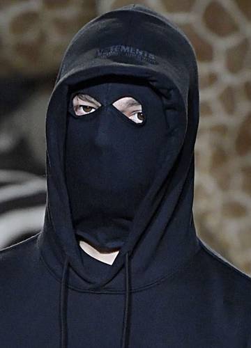 Czarne kominiarki, bandany i chusty dla tych, którzy nie lubią masek  ochronnych - Noizz