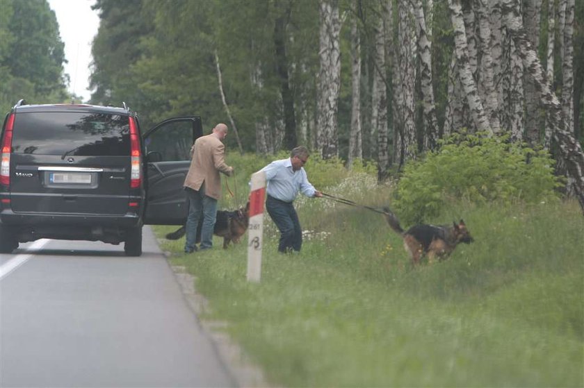 Co Kwaśniewski robi w lesie?