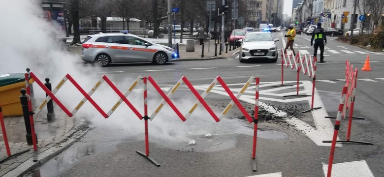 Awaria ciepłownicza w centrum Warszawy, Wypływa woda, która zamarza