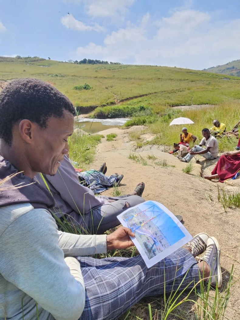 Meštanin plače gledajući sliku mosta koji će se graditi u njegovom mestu