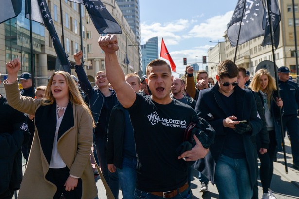 Rzecznik prasowy Młodzieży Wszechpolskiej Mateusz Pławski na czele Nacjonalistycznego Pochodu Pierwszomajowego w Warszawie.