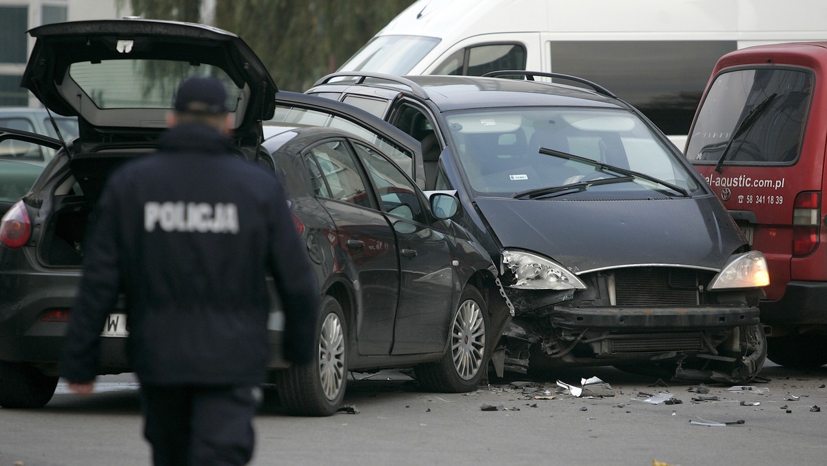 Do 10 lat więzienia grozi Tomaszowi L., podejrzanemu o kradzież samochodu i czynną napaść na policjantów. Wraz dwoma kompanami, z których jeden został śmiertelnie postrzelony podczas pościgu, staranował autem policyjny wóz. Ranni zostali dwaj funkcjonariusze. Jak poinformował szef Prokuratury Rejonowej Gdańsk-Wrzeszcz Witold Niesiołowski, prokuratura wystąpiła o areszt dla mężczyzny. Sąd zbierze się w tej sprawie we wtorek przed południem.