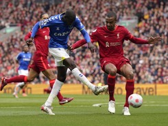 Liverpool wygrał derby i wciąż depcze po piętach Manchesteru City