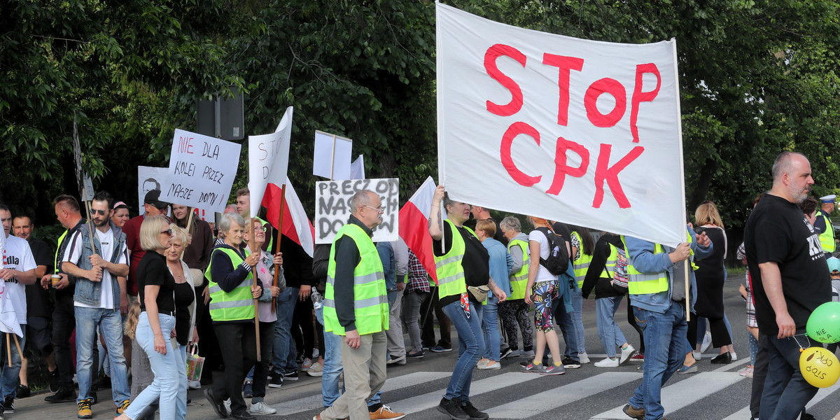 Blokada drogi krajowej 72 w Brzezinach w związku z budową CPK. 10 czerwca 2022 r.
