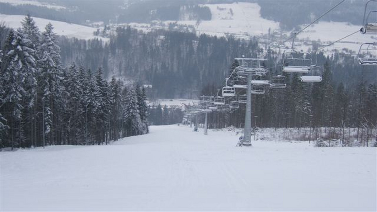 Niskie temperatury nocami umożliwiły uruchomienie armatek śnieżnych. Goprowcy poinformowali, że w najbliższy weekend otwarte zostaną dzięki temu ośrodki narciarskie w Wiśle: Nowa Osada i Soszów, a także większość tras w ośrodku Czyrna-Solisko w Szczyrku.