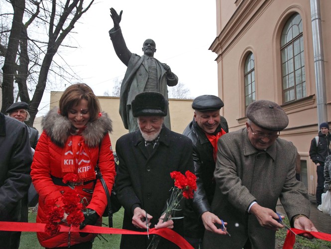 Komuniści znów przed pomnikiem Lenina