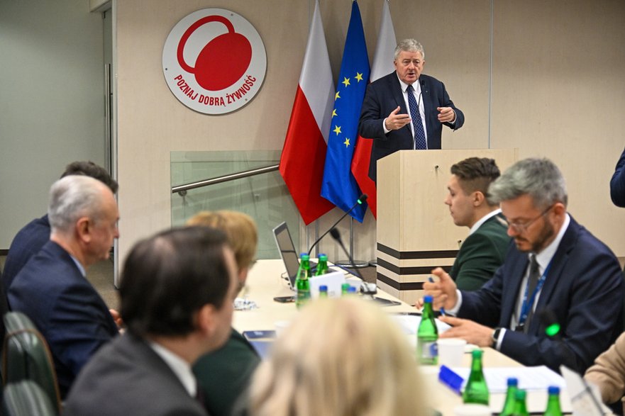 Minister Czesław Siekierski (na mównicy) rozmawia w siedzibie resortu rolnictwa i rozwoju wsi z przedstawicielami protestujących rolników