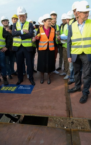 Hanna Gronkiewicz-Waltz na moście Łazienkowskim. Dwie stalowe konstrukcje, nasuwane z obu brzegów Wisły, zostały połączone