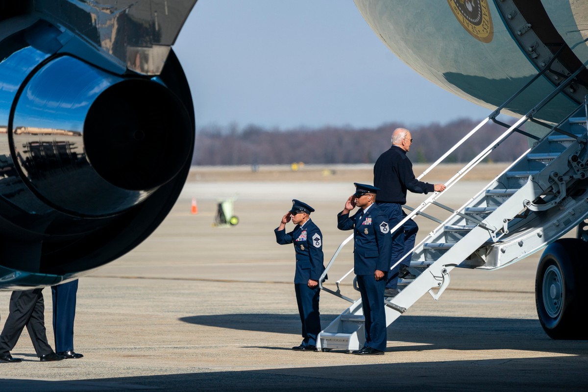 Joe Biden w drodze na pokład Air Force One