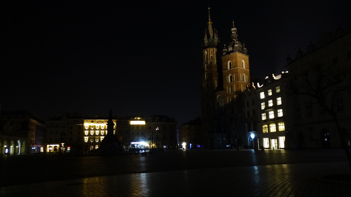 Rynek Główny Kraków Kościół Mariacki Kraków w ciemności