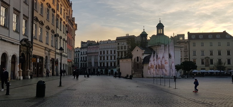 "Teraz w Krakowie czuję się tak dziwnie. Wszystkie okna są na swoim miejscu. Jak dobrze..."