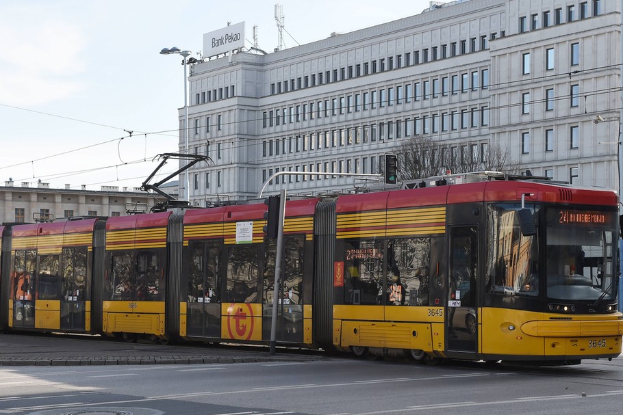 Tramwaj Pesy Jazz Duo jadący przez Warszawę