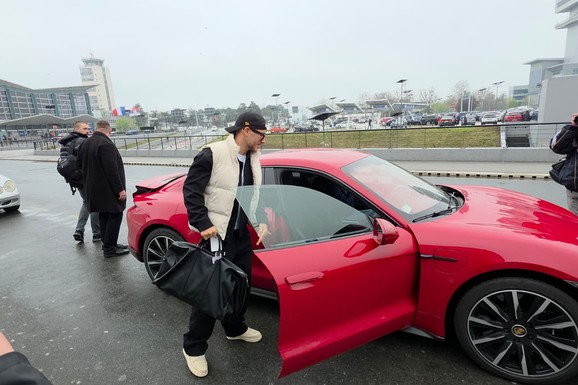 NAŠ PEVAČ (40) VOZI ZVER OD 120.000 EVRA Uhvatili smo ga na aerodromu: Na glavi kačket i naočare, ležernije od ovoga ne može (VIDEO)