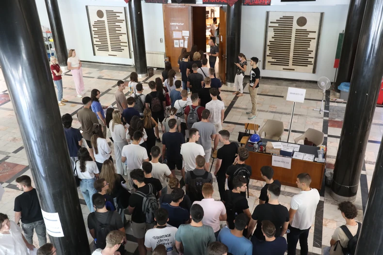 Studenti čekaju u redu da uđu na polaganje prijemnog.