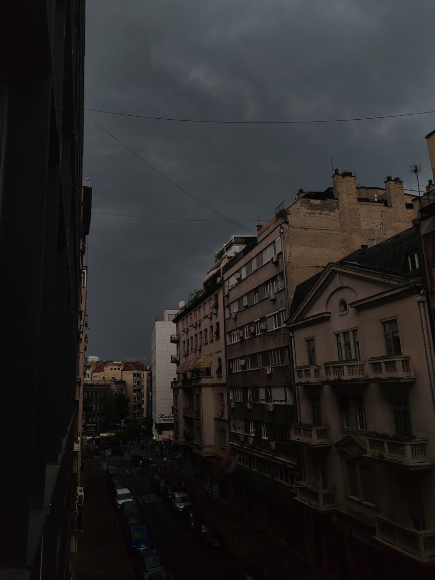 Nebo u centru Beograda, počela kiša