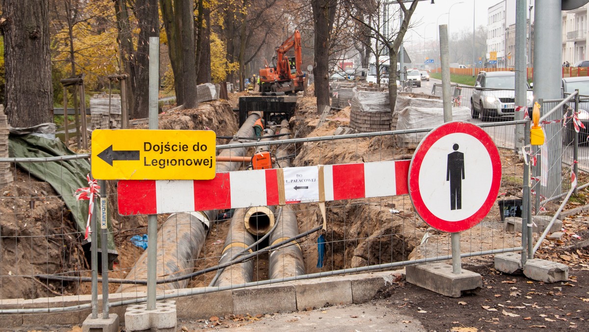 Od dzisiaj Legionowa, jedna z głównych ulic w centrum Białegostoku jest już przejezdna. Co nie oznacza, że zakończył się jej remont. Z opóźnieniem oddano do użytku jedynie dwa pasy ruchu – po jednym w każdą stronę.