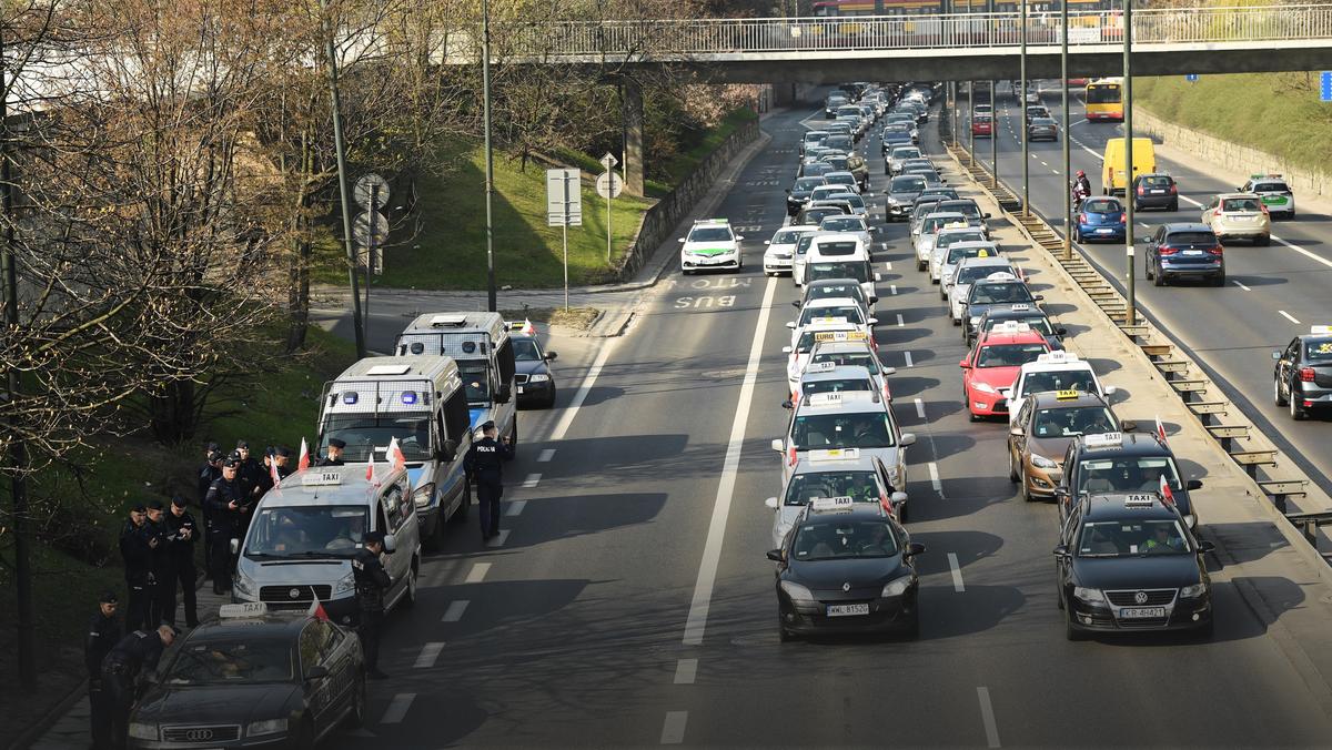 Strajk taksówkarzy w Warszawie. Korki, policja reaguje