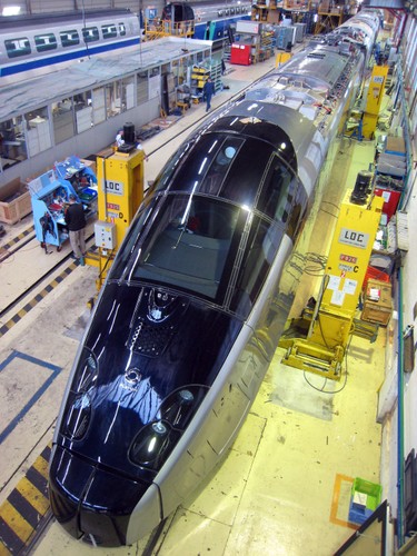 Pociąg AGV wyprodukowany przez koncern Alstom w La Rochelle we Francji