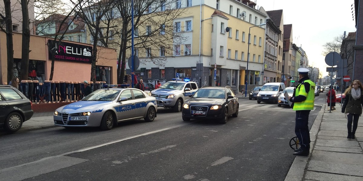 Nietypowe potrącenie pieszego. Jedna osoba w szpitalu