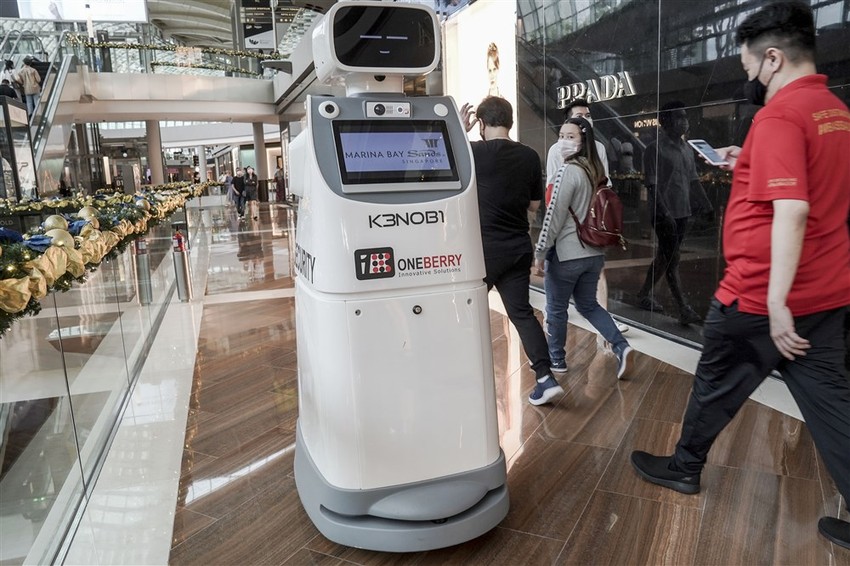 Bezbednosni robot u patroli u tržnom centru Marina bej sends u Singapuru u novembru 2020.