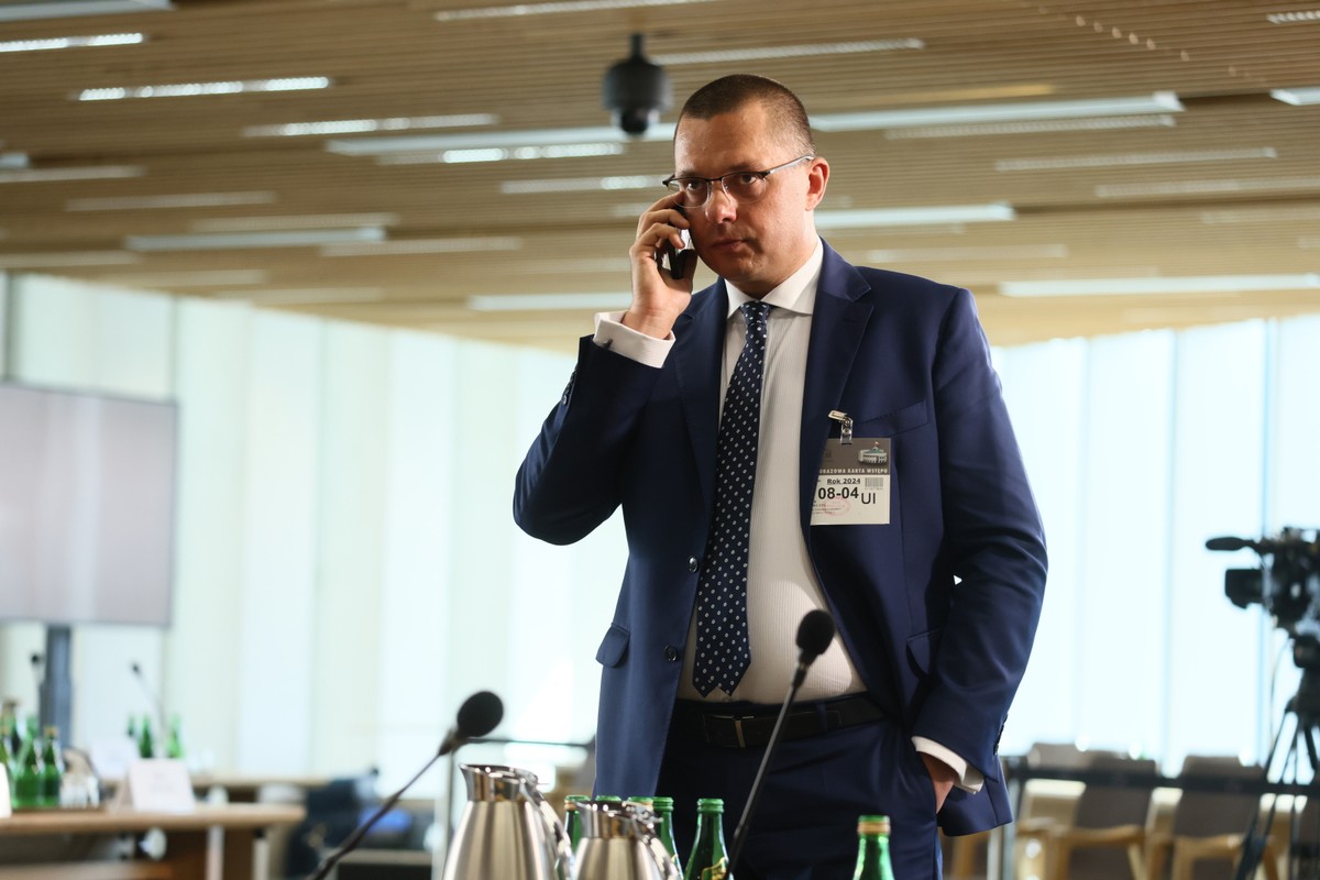 Szef Agencji Wywiadu w latach 2016-2022 Piotr Krawczyk w przerwie posiedzenia sejmowej komisji śledczej ds. afery wizowej, w Sejmie w Warszawie. Komisja przesłuchuje byłych szefów Agencji Wywiadu. Według szefa komisji Michała Szczerby komisja spyta m.in. o kwestie bezpieczeństwa związane z programem Poland.Business Harbour, który zakładał uproszczoną procedurę wizową dla firm, startupów i specjalistów IT