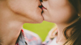 Lubisz się całować? Sprawdź, ile wiesz o pocałunkach. Jak całowanie wpływa na twoje ciało i zdrowie? Quiz