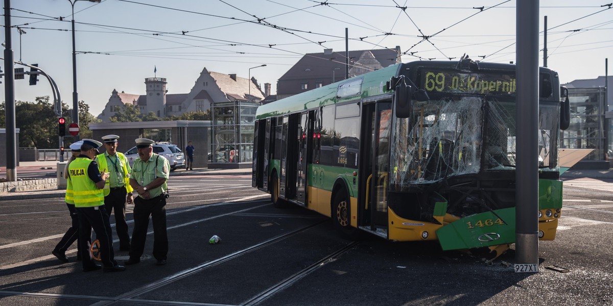 Wypadek autobusu na Rondzie Kaponiera. Są ranni