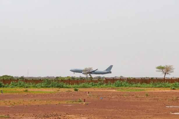 Francuski wojskowy Airbus 330 ląduje na lotnisku międzynarodowym w Niamey