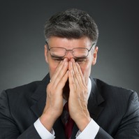 Éjjel-nappal cikáznak a fejében a gondolatok? Alvászavart, látásromlást is okozhat a sok stressz