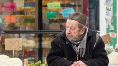 Prodavao je domaći džem pored puta, a onda se jednog dana zaustavio crni džip i sve se promenilo