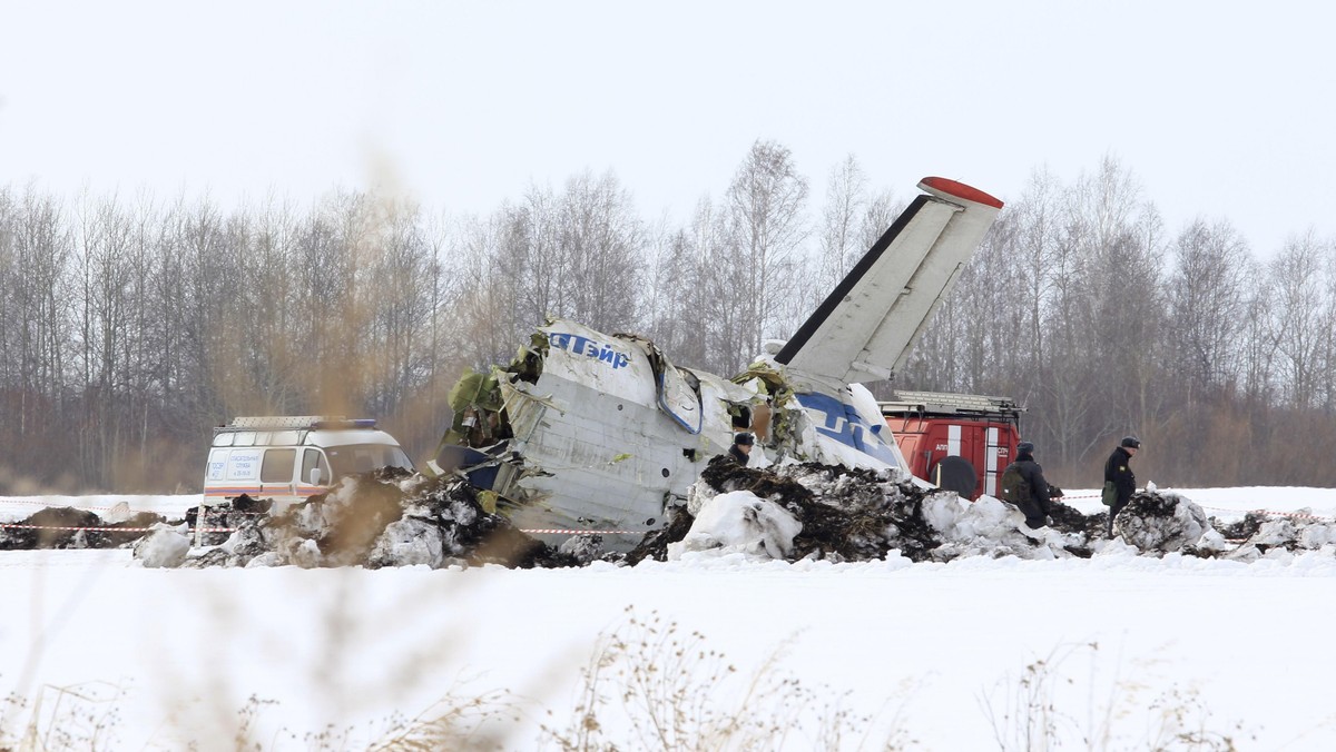 Silniki samolotu ATR-72 linii lotniczych UTair, który rozbił się wczoraj rano pod Tiumeniem na Syberii, pracowały aż do momentu zderzenia z ziemią - wynika z wstępnej analizy czarnych skrzynek, przeprowadzonej przez Międzypaństwowy Komitet Lotniczy (MAK). Według Komitetu Śledczego FR piloci byli trzeźwi. Jak podała "Rzeczpospolita", Rosjanie poprosili ekspertów z Francji i Wielkiej Brytanii o pomoc w zbadaniu wypadku samolotu ATR.