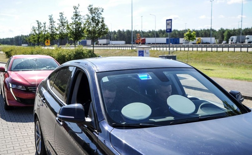 Nieoznakowany radiowóz policji