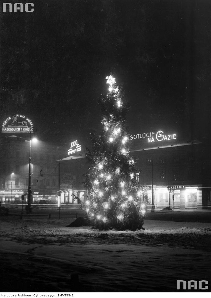 Choinka przed Dworcem Głównym w Warszawie, 1935