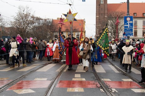 Mamy zbyt dużo świąt? Zniesienie dnia wolnego 6 stycznia mogłoby poprawić sytuację gospodarczą kraju. Co zrobi komisja?