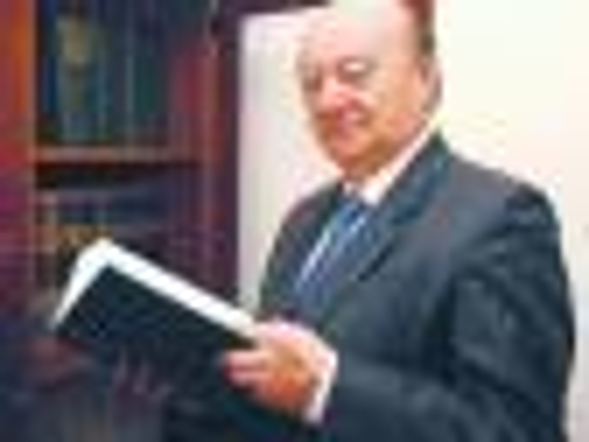 Andrzej Kalwas, radca prawny, były minister sprawiedliwości w latach 2004–2005, Prezes Krajowej Rady Radców Prawnych w latach 1995–2004, dziekan rady Warszawskiej Izby Radców Prawnych w latach 1983–1995