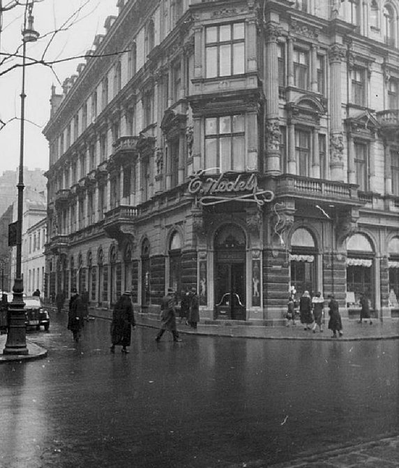 Kamienica przy ul. Szpitalnej. Wejście do sklepu firmowego E. Wedel w 1939