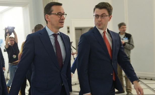 Warszawa, 23.01.2020. Premier Mateusz Morawiecki (C) oraz rzecznik rządu Piotr Muller (P), 23 bm. na korytarzu sejmowym w Warszawie. Sejm zakończył posiedzenie. (kf) PAP/Marcin Obara