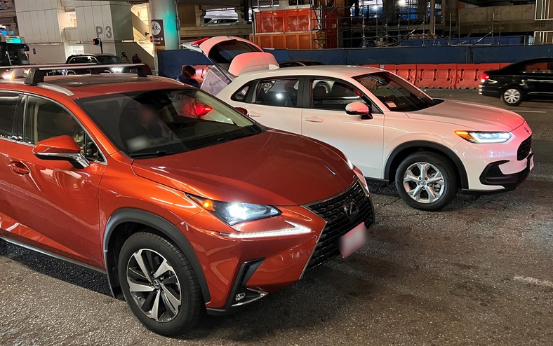 Lotnisko w Los Angeles: Lexus NX poprzedniej generacji (na pierwszym planie) i nowiutka Honda HR-V (wersja na rynek USA, inna niż europejska).