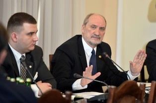 Macierewicz: Obronność państwa wymaga własnego przemysłu zbrojeniowego